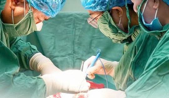 Mổ khẩn trong đêm, giữ tử cung cho sản phụ rau cài răng lược thể Percreta