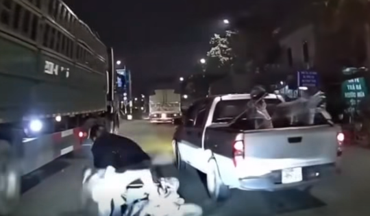 Tạm giữ tài xế xe ô tô 'chèn ép' xe máy chở 3 người ngã sát bánh xe tải