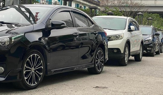 Người dân đến từ sớm trong những ngày đầu áp dụng kiểm định khí thải mới