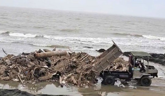 Video người dân đổ hàng tấn rác ra biển để ‘nhờ’ thủy triều cuốn đi