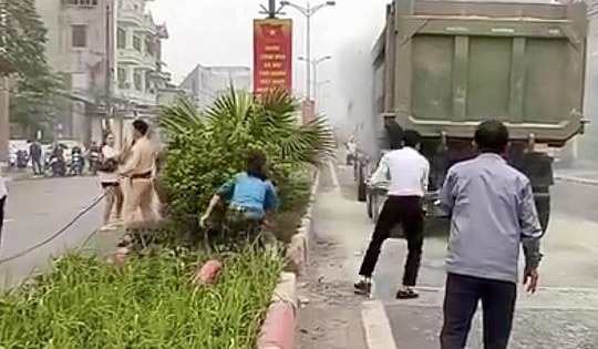 Xe đầu kéo bốc cháy khi đang lưu thông, CSGT và người dân đuổi theo dập lửa