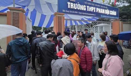 Hà Nội: Yêu cầu Trường THPT Phan Bội Châu dừng, hoàn trả phí ghi danh