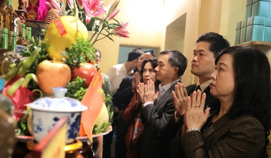 Bộ trưởng Đào Hồng Lan cùng đoàn Bộ Y tế dâng hương tưởng nhớ các Đại danh y tại Y miếu Thăng Long