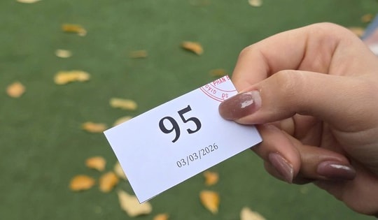 Sở GD&ĐT Hà Nội yêu cầu rà soát việc xếp hàng nộp hồ sơ vào lớp 10