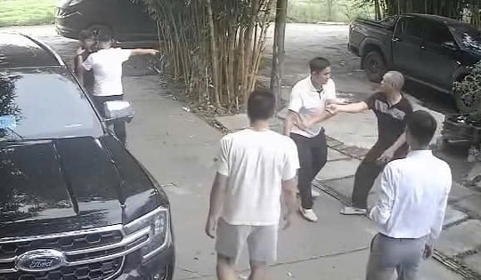 Mâu thuẫn trong lúc mời rượu, vợ chồng chủ quán bị khách đánh