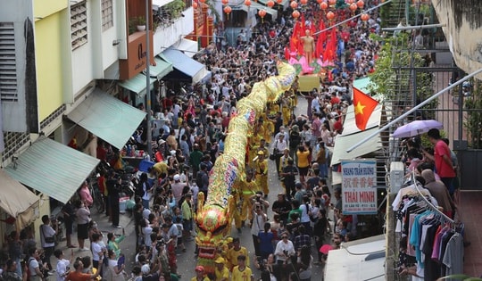 Hàng ngàn người tập trung ở Chợ Lớn xem lễ diễu hành Tết Nguyên tiêu