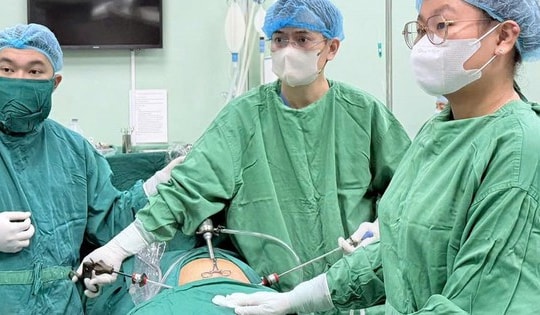 Nội soi bóc u nang buồng trứng khổng lồ, bảo tồn chức năng sinh sản cho thiếu nữ 15 tuổi