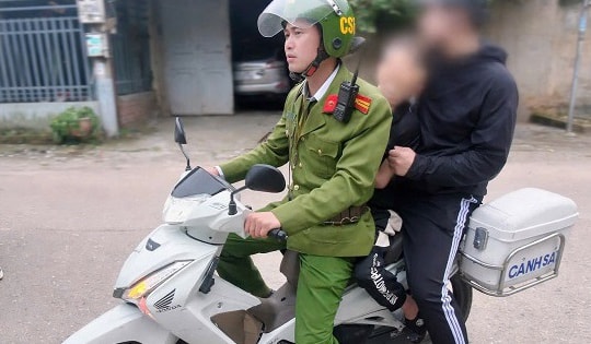 Thiếu tá Công an kịp thời cứu giúp cháu bé lên cơn động kinh tại khu vực cầu Vĩnh Phú