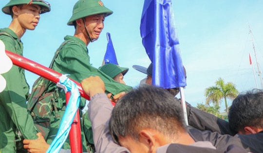 Khoảnh khắc tân binh bịn rịn chia tay người thân lên đường nhập ngũ