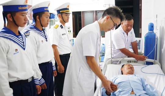 Quân y Trường Sa cứu ngư dân bị đột quỵ não trên biển