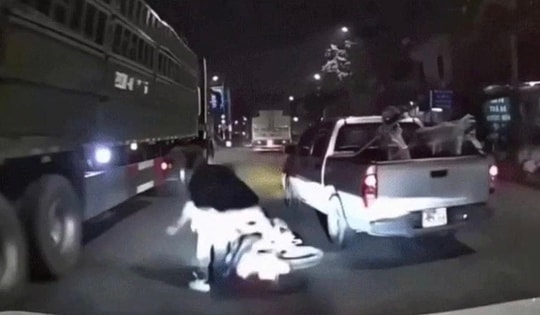 Chèn ép xe máy ngã sát bánh xe tải: Tài xế bán tải có thể đối mặt khung hình phạt nào?