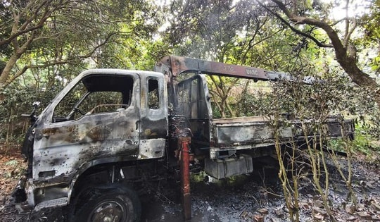 Cháy xe tải gắn cẩu tại Hòa Lạc, 1 người tử vong nghi do vướng dây điện