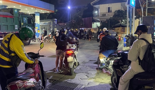 Người dân xếp hàng dài chờ đổ xăng lúc nửa đêm ở Hà Nội