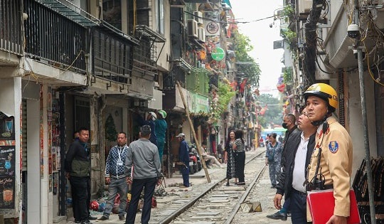 Ra quân xử lý ‘phố cà phê đường tàu’, nhiều hộ kinh doanh tự giác tháo dỡ