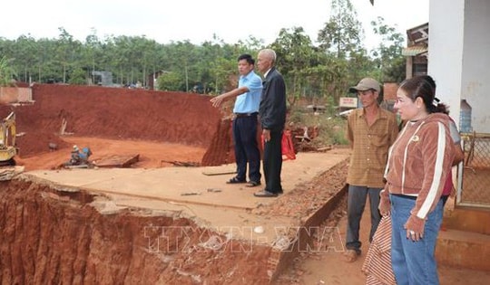 Đồng Nai dừng thi công đoạn đường khiến nhà dân chênh vênh mép vực