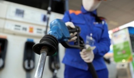 Giá xăng hôm nay tiếp tục tăng mạnh, RON95 lên 22.340 đồng/lít