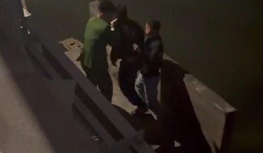 Từ chiếc xe máy vô chủ trên cầu, công an kịp thời ngăn chặn ý định tự tử của nam thanh niên