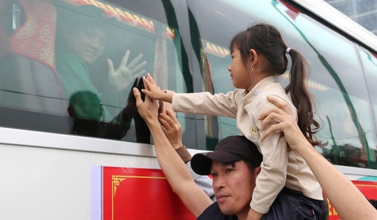 Những khoảnh khắc xúc động trong ngày tiễn quân lên đường nhập ngũ ở Nghệ An