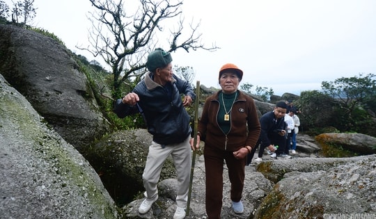 Hành trình 30 năm 'phượt' xe máy lễ Phật của cặp đôi u80