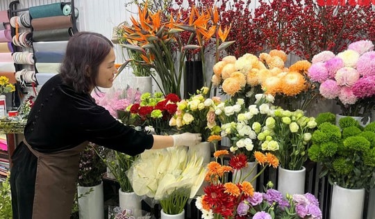 Sôi động thị trường hoa và quà tặng dịp Quốc tế Phụ nữ 8/3