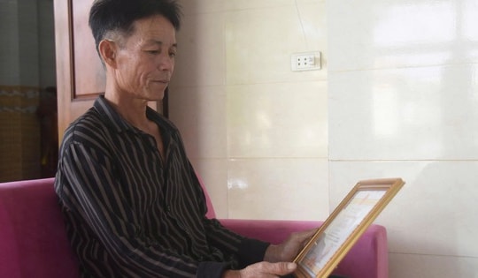 Người đàn ông hơn 10 năm 'trốn vợ' đi cứu người giữa những cơn sóng dữ