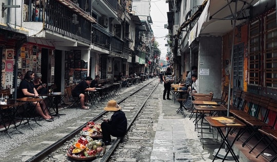 Hiện trạng 'phố cà phê đường tàu' Hoàn Kiếm sau yêu cầu tháo dỡ vi phạm