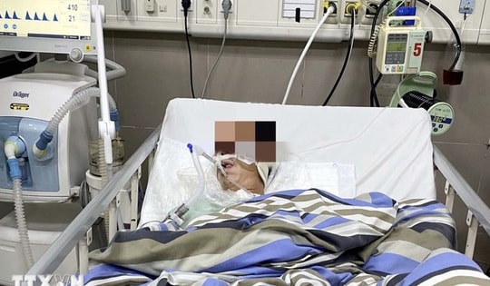 TPHCM: 18 người nhập viện nghi ngộ độc khí clo