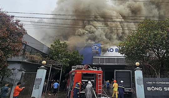 Cháy kho giấy tại Cụm công nghiệp Quốc Oai, nỗ lực cứu 2.500m2 nhà xưởng