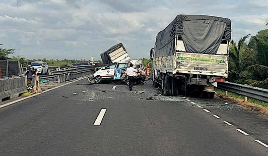 Dừng xe trên cao tốc Trung Lương - Mỹ Thuận: CSGT cảnh báo nguy cơ tai nạn nghiêm trọng