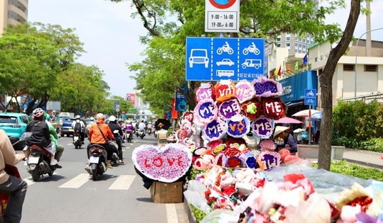 Đường phố TPHCM ngập tràn sắc hoa dịp 8/3