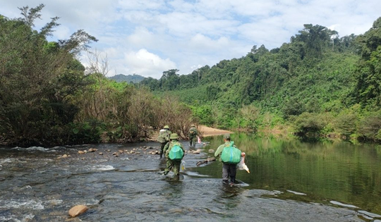 Gùi lương thực băng hơn 450km đường rừng bảo vệ động vật hoang dã quý hiếm