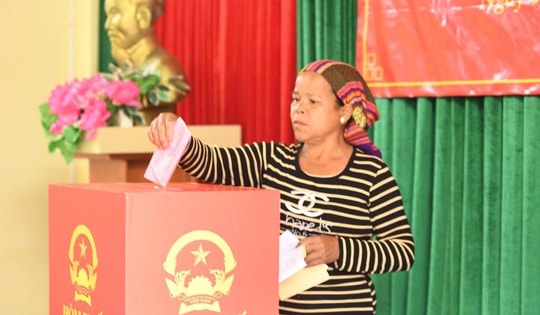 Đồng bào Bru - Vân Kiều các bản biệt lập vùng biên bầu cử sớm