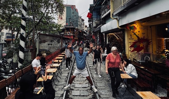 Hai 'phố đường tàu' tại Hà Nội: Nơi rào chắn, chỗ lại 'mở tự do'