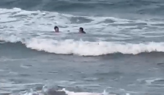 Clip: Lao xuống biển động cứu du khách bị chuột rút ở Cửa Lò