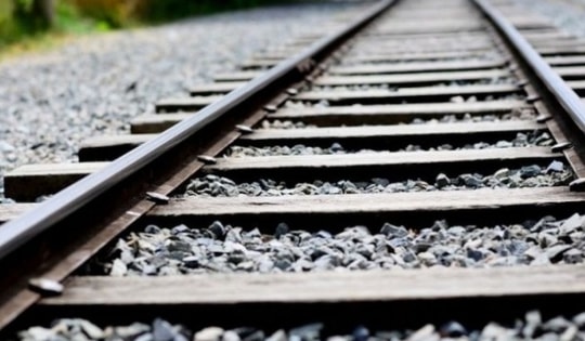 Hà Nội: Tàu hỏa va chạm với xe máy khiến 1 người tử vong