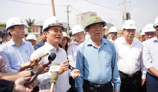 Bộ trưởng Bộ Xây dựng yêu cầu nhà thầu đẩy nhanh tiến độ các dự án trọng điểm tại TPHCM