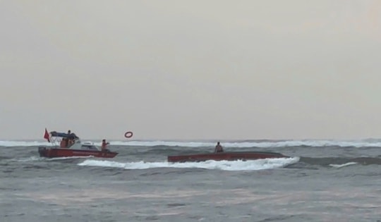 Cứu 5 ngư dân trên tàu cá bị lật khi đang vào cửa biển Nhật Lệ