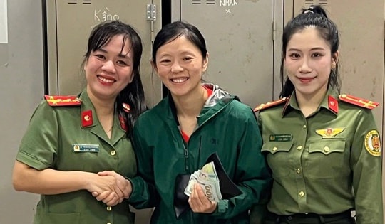 Du khách Mỹ bỏ quên ví chứa nhiều tiền ở sân bay Đồng Hới