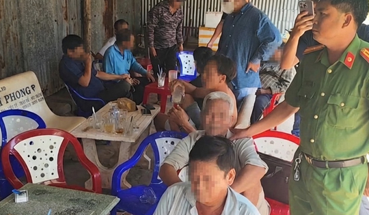 14 người cá cược qua mạng 'ĐÁ GÀ 67' bị bắt quả tang