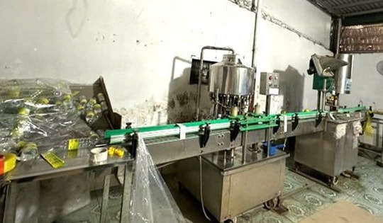 Triệt phá cơ sở 'biến' nước lã và 'axit trôi nổi' thành dấm ăn số lượng lớn