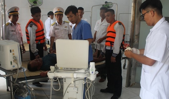 Quân y đảo Song Tử Tây dốc sức cứu ngư dân giảm áp nặng sau 5 lần lặn sâu