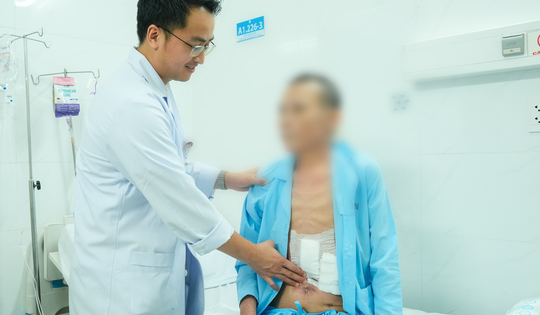 Đau bụng nhiều ngày, tự uống thuốc giảm đau, người đàn ông thủng dạ dày nguy kịch