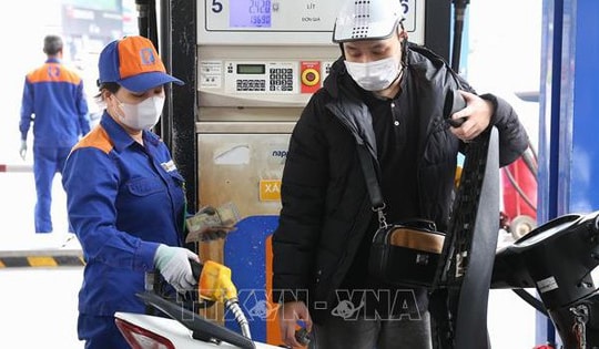 Giá xăng tăng hơn 2.000 đồng/lít