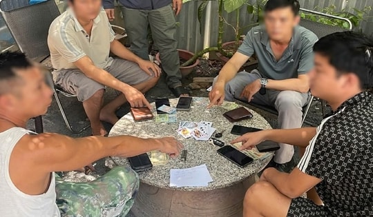Công an bắt 9 đối tượng đánh bạc bằng hình thức 'tiến lên' và 'xóc đĩa'