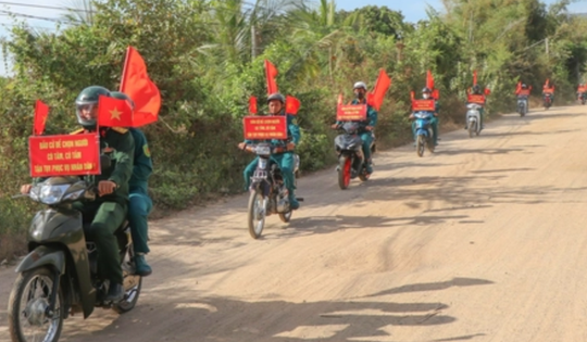 Bộ đội, dân quân len lỏi 'đến từng ngõ, đi từng rẫy' đưa thông tin bầu cử đến Nhân dân