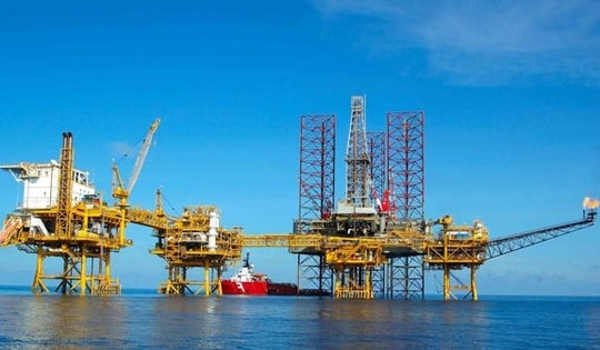 Giá dầu thế giới từng ở mức âm, người bán phải trả tiền cho người mua