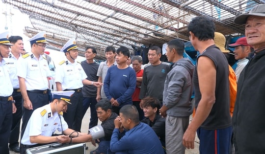 Tàu Hải quân đưa 36 ngư dân Quảng Ngãi gặp nạn trên biển vào bờ an toàn