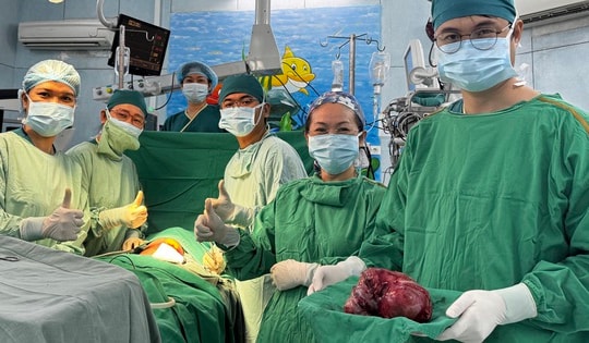 Bé trai 6 tháng tuổi mang khối u quái nặng 1,3kg