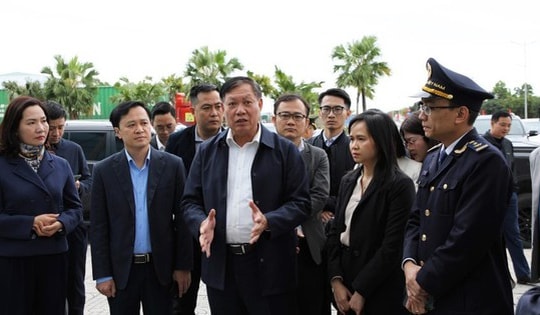 Thứ trưởng Đỗ Xuân Tuyên kiểm tra việc chuẩn bị triển khai quy định mới về an toàn thực phẩm tại Cửa khẩu Quốc tế Móng Cái
