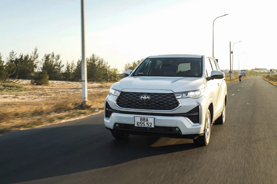 Giữa tâm bão giá xăng toàn cầu: Xe Hybrid và bước nhảy vọt của Innova Cross